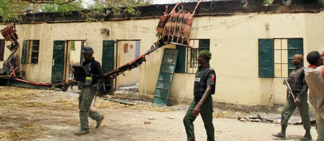 La mente detrás de la barbarie en todo el país | Destruida quedó la escuela en la que Boko Haram secuestró a 276 niñas, en la ciudad de Chibok, región de Borno, Nigeria. De las plagiadas han escapado 53, que hablaron del infierno vivido. FOTO AFP