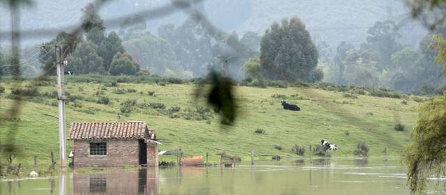 Con la llegada de la época invernal al centro del país, el nivel del río Bogotá ha aumentado. En el sector de la vía Cota - Suba, la vía presenta tránsito restringido y los habitantes del sector han sido los más afectados. Foto Christian Castillo- Colpren | Con la llegada de la época invernal al centro del país, el nivel del río Bogotá ha aumentado. En el sector de la vía Cota - Suba, la vía presenta tránsito restringido y los habitantes del sector han sido los más afectados. Foto Colprensa.