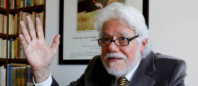 No me gusta la negociación con la guerrilla: Gaviria | Carlos Gaviria Díaz es un apasionado por la literatura. Aquí buscando dos cuentos de Jorge Luis Borges (su escritor de cabecera) que, dice, son sus favoritos. FOTO DONALDO ZULUAGA