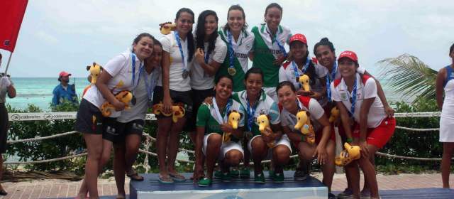 Las chicas de Antioquia en lo más alto del podio de monoaletas de los Juegos de Mar y Playa en San Andrés. Foto cortesía Coldeportes-COC