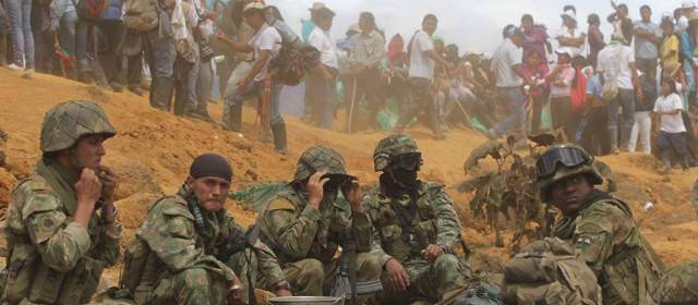 Crece tensión en Cauca tras muerte de un indígena | El martes, los indígenas fueron expulsados del cerro Berlín donde vigilaban unas antenas de telecomunicaciones. Foto Reuters.