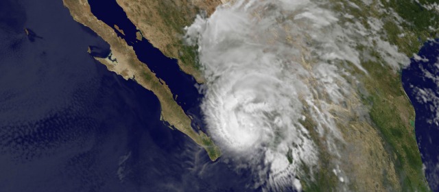 Esta imagen, proporcionada por NOAA, muestra el huracán Manuel a las 3:45 a.m. El Centro Nacional de Huracanes de E.U. dijo que Manuel, un huracán de categoría 1, produciria vientos de 75 mph y entre 5 y 10 pulgadas de lluvia en Sinaloa. FOTO AP