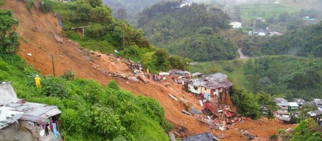 Dos muertos por derrumbe que sepultó seis viviendas en Manizales |