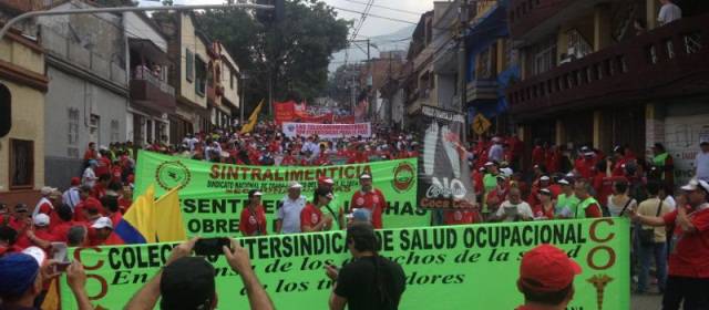 Masiva asistencia en movilización por el Día del Trabajo en Medellín | Fotos: Esteban Vanegas