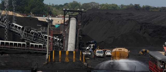 En los patios de almacenamiento del Puerto de la Drummond, en Ciénaga (Magdalena) se han acumulado en el último mes 590 mil toneladas de carbón, a la espera de que se habilite el cargue directo para exportarlo. FOTO JULIO CÉSAR HERRERA