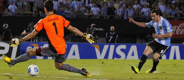Gonzalo Higuaín fue la figura del encuentro con los dos goles que marcó. FOTO REUTERS