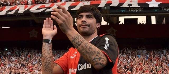El campeón mundial Trezeguet encabeza Newell"s que llega hoy | Unos 12.000 hinchas dieron la bienvenida a Banega. FOTO Cortesía