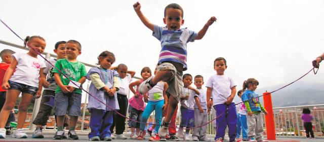 El juego es tan sano como el alimento | Mediante el juego los niños aprenden a escuchar, se concentran mejor, están más despiertos, aprenden a resolver problemas y son más creativos. FOTO MANUEL SALDARRIAGA