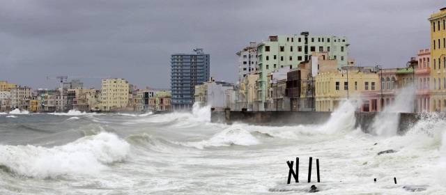 Isaac podría convertirse en huracán en el Golfo de México | Isaac a su paso por Cuba. Foto: Reuters