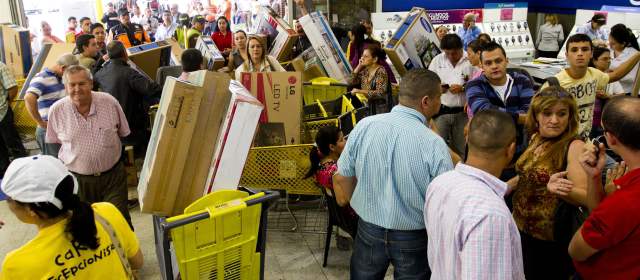 Promoción de televisores genera protesta en almacén |