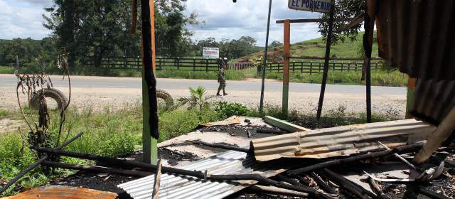 Homicidios en Nordeste subieron en un 200% | La fotografía corresponde a una quema de casas ejecutada por la banda criminal "los Rastrojos" en El Bagre, Bajo Cauca antioqueño. FOTOS JULIO CÉSAR HERRERA
