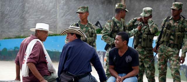 Los mineros concentrados en Vegachí también levantaron su protesta. FOTO JULIO CÉSAR HERRERA