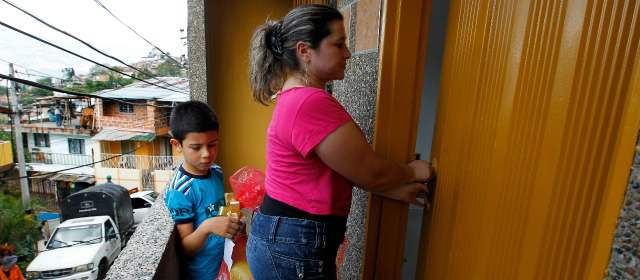 Isvimed y Golondrinas renovaron 50 casas en el 13 de Noviembre | Martha Lopera fue otra de las beneficiarias. Ayer recibió la casa transformada y no quiso ocultar su felicidad. FOTO JAIME PÉREZ