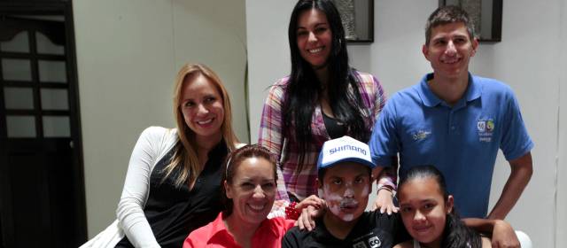 Dolor de uno que es dolor de todos | Diego Ochoa con su mamá María Nubia y la hermana Gina. Igualmente con Luisa Ríos, Alejandra Ordóñez y Luis F. Saldarriaga, del 4-72. Pendientes de él en todo momento. FOTOS MANUEL SALDARRIAGA-CORTESÍA