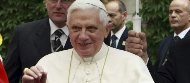 Benedicto XVI entregó el anillo del Pescador para ser anulado |
