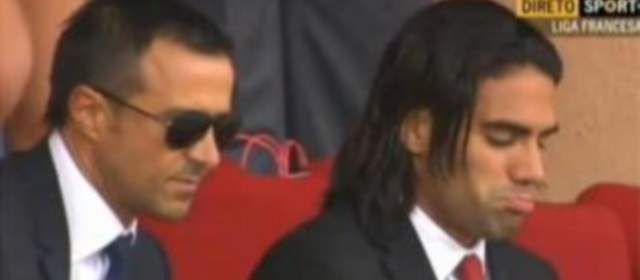 Falcao no juega con el Mónaco y es inminente su salida | Falcao junto a su agente Jorge Mendes en el partido ante el Lille. Foto: Canal +