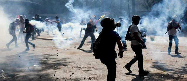 Chacao, la trinchera de batalla residencial en la ciudad de Caracas | Imágenes como esta se repiten diariamente en Chacao, donde fuerzas chavistas y manifestantes estudiantiles chocan en violentos disturbios. La situación está lejos de mejorar. FOTO AP