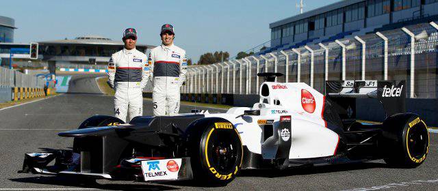 Kobayashi y Pérez pendientes del Sauber C31 en las pruebas de Jerez | El japonés Kamui Kobayashi y el mexicano Sergio Pérez durante la presentación del C31. FOTO REUTERS