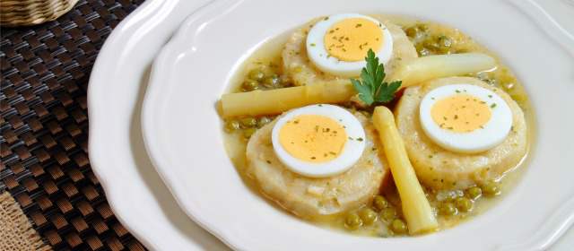 La merluza en salsa verde es acompañada de almejas. Suele servirse con un huevo duro picado. FOTO Sstock