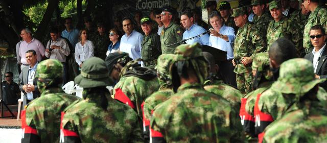 s guerrilleros formaron frente a la tarima en la que habló el Presidente. "La sociedad les da la bienvenida", les dijo. FOTO COLPRENSA