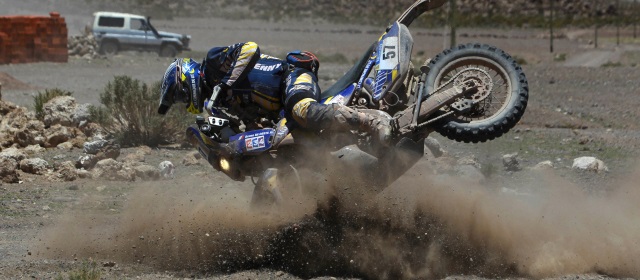 Dakar se hace cada vez más implacable | El motociclista Bruno Da Costa experimenta las dificultades del recorrido en el ingreso a territorio chileno. FOTO AP