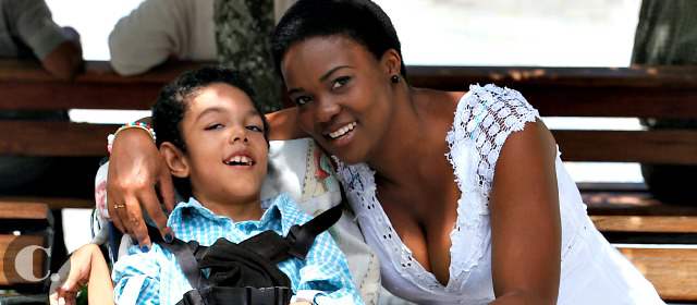 Medellín educa a cuidadores de los discapacitados | Yirmed Natalia Rivas, madre de Jorge Mario, el segundo de sus seis hijos, es quien lo cuida. Ella autorizó tomar la imagen y publicarla. FOTO JULIO CÉSAR HERRERA ECHEVERRI