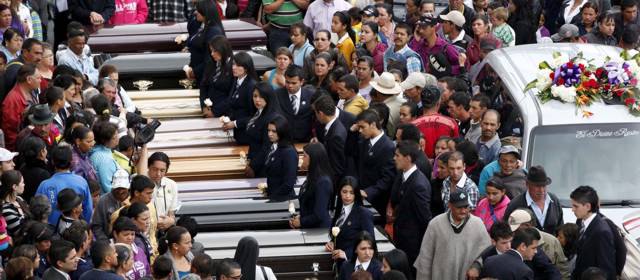 Ministro de Defensa analiza situación de Santa Rosa de Osos en consejo de seguridad | En la mañana de este viernes se realizó una eucaristía colectiva con las víctimas, antes de ser trasladadas a sus lugares de orígenes para su sepelio. Foto Manuel Saldarriaga, enviado especial.