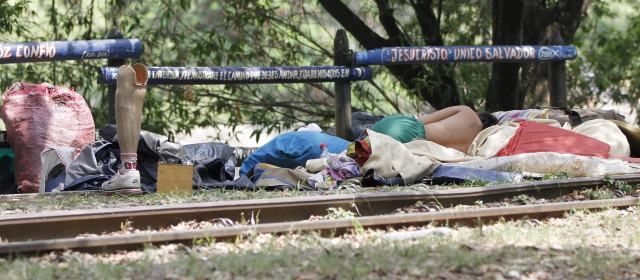 En el Paseo del Río piden que los ocupen para dejar la droga | Solo el 20 por ciento de la población que hay en el corredor del Río Medellín son habitantes de calle, es decir entre 80 y 100, el resto son en situación de calle o consumidores. FOTO HERNÁN VANEGAS