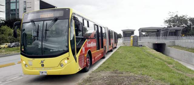 Transmilenio comenzó sus primeras pruebas en la calle 26 | Los articulados de Transmilenio comenzaron este domingo a realizar las pruebas por la Avenida El Dorado de Bogotá. Foto Germán Enciso- Colprensa.