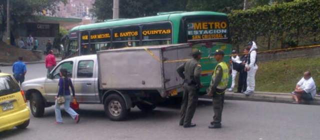 Asesinada jefe de despacho de la ruta de Metrosit en San Javier | Adriana Maria Arroyave Castrillón fue asesinada en la calle 40 con carrera 108 en la Loma de San Cristóbal, al frente de la estación de Policía. Foto: Andrés Noreña @andres_norena