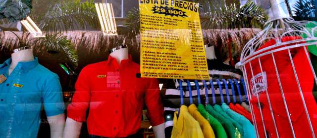 En tiendas y taxis, es frecuente que no cumplan | La devuelta debe corresponderse con los precios que estén a disposición de los usuarios. FOTO JUAN ANTONIO SÁNCHEZ