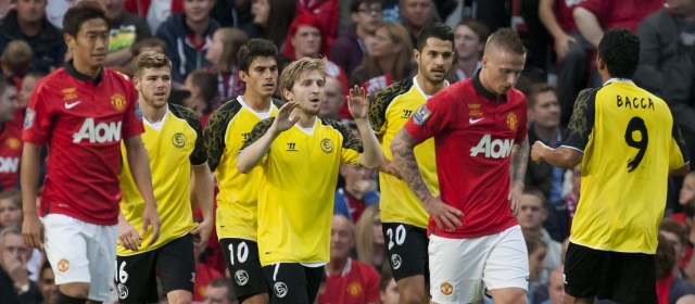 El equipo del delantero de Puerto Colombia jugó un excelente primer tiempo y supo controlar al equipo de David Moyes. FOTO AP