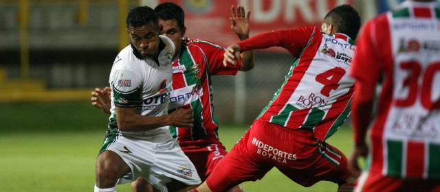 Un solitario gol de golpe de cabeza del defensa cucuteño Daniel Briceño le dio el triunfo a los aseguradores. FOTO COLPRENSA