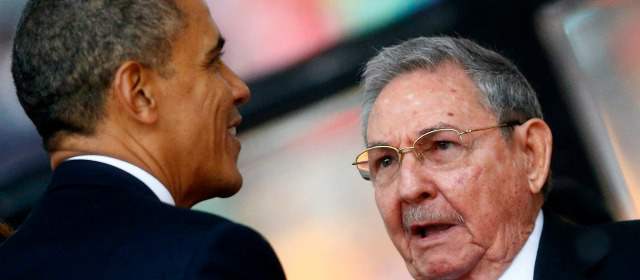 El presidente estadounidense Barack Obama dio un apretón de manos al cubano Raúl Castro durante la ceremonia en memoria de Nelson Mandela, en un gesto sin precedentes entre los líderes de dos países enemistados desde hace más de medio siglo. FOTO REUTERS