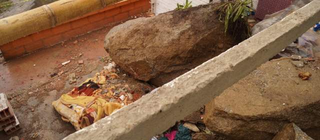 Así quedó la vivienda afectada por el desprendimiento de una roca. En el lugar murieron dos personas. FOTO CORTESÍA www.mioriente.com