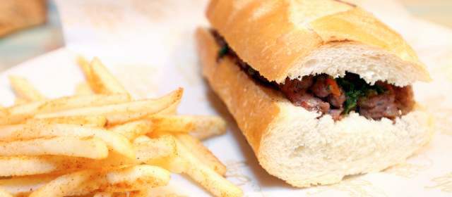 El choripán, un argentino muy deseado | La choripanería ofrece productos desde $6.000 hasta $15.000. Vienen con papitas y gaseosa. FOTO EDWIN BUSTAMANTE