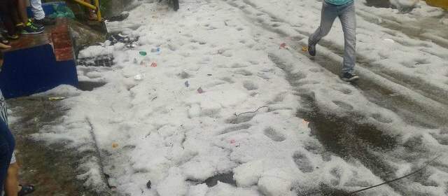 Así lucían las calles del barrio Pablo Escobar (comuna 9) luego del aguacero de este domingo. FOTO Cortesía @sandracano91