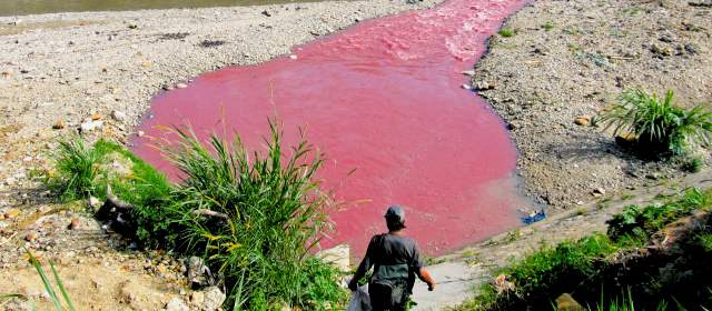 Locería Colombiana apela hoy multa que le fijó el Área por teñir el río | Al 23 de octubre de 2013, según denuncias recibidas por el Concejo de Medellín, el río había reportado 59 casos de vertimientos de colorantes al río. Área Metropolitana actúa como autoridad. FOTO ARCHIVO
