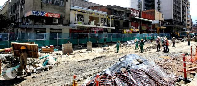 En Ayacucho lamentan el cierre de vías | Antes de los cierres en las vías, los guías del Metro entregan información para orientar a los transeúntes y ofrecer claridad sobre cambios en las rutas de transporte. FOTO JULIO CÉSAR HERRERA