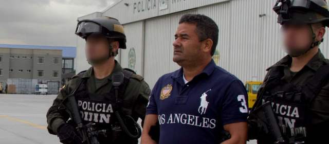 Momento en el que Diego Pérez Henao, alias 'Diego Rastrojo', fue extraditado a Estados Unidos, el 28 de agosto de 2013. FOTO ARCHIVO COLPRENSA