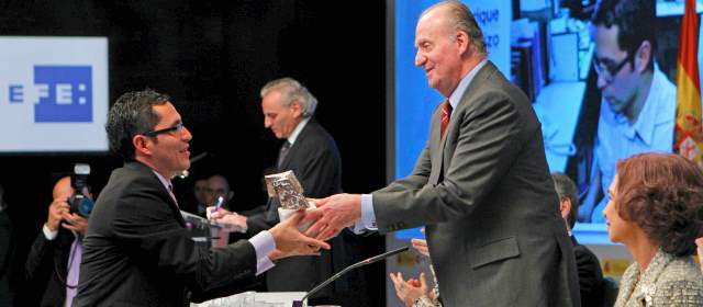 Premios de Periodismo Rey de España convocaron a su edición XXX | Premio entregado al periodista de El Colombiano José Enrique Guarnizo en la categoría de prensa durante la XXVIII edición del 2010. Foto: Efe