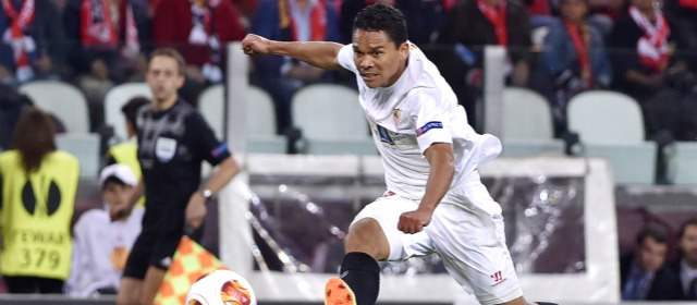 James salvó flojo fin de semana de colombianos | El Sevilla de Carlos Bacca cayó 1-0 ante el Atletic de Bilbao y bajó al quinto lugar de la Liga española. Quedó a 2 puntos del líder Real Madrid. El goleador colombiano no anotó esta vez. FOTO AFP