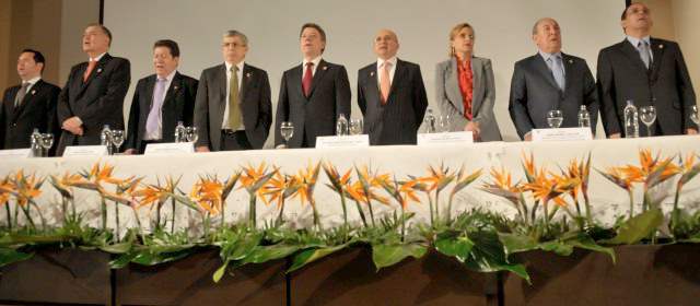 Fiscalía aún no cumple | El presidente Santos, el expresidente Gaviria y el fiscal Montealegre, entre los altos dignatarios de la mesa central. FOTO COLPRENSA