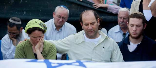 "Si Hamas frena ataques no pasará nada más" | El día de ayer se realizó el funeral para los tres jovenes asesinados por parte de extremistas palestinos. A este asistieron el primer ministro Netanyahu y el presidente Shimon Peres. FOTO AP
