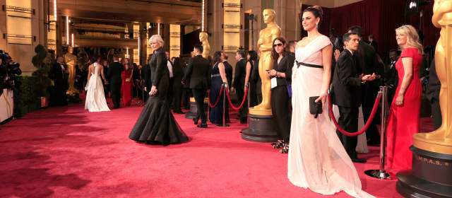 La lluvia no deslució los Oscar | A pesar de la lluvia no hubo inconvenientes a la llegada de las estrellas. Foto AFP