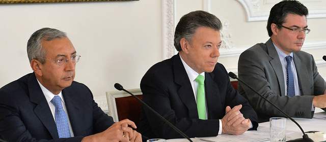 Ministro de Agricultura, Francisco Estupiñán junto al presidente Juan Manuel Santos y el ministro de Salud, Alejandro Gaviria. FOTO SIG