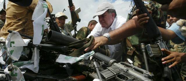 Captura contra Restrepo, prende el debate | La Fiscalía aseguró que encontró también diversas irregularidades en la entrega de armas de la Cacica la Gaitana, entre la entrega de una avioneta que ya había sido confiscada. FOTO COLPRENSA