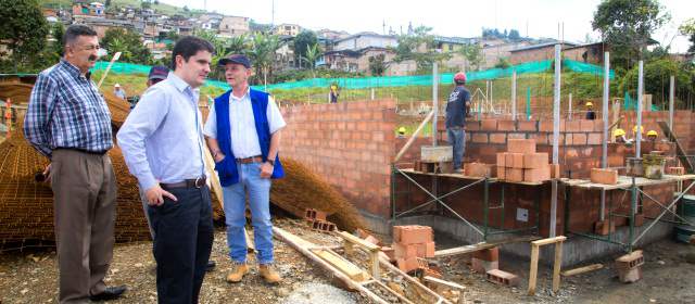 El ministro de Vivienda, Felipe Henao Cardona, en el momento de su visita este jueves al municipio de Concordia. FOTO CORTESÍA