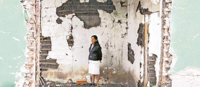 A Teresa la guerra le tumbó la casa cuatro veces | Teresa Arcila no se repone en ningún sentido de la chivabomba que hace un año destruyó su casa en Toribío, por cuarta vez desde 2002. FOTO MANUEL SALDARRIAGA