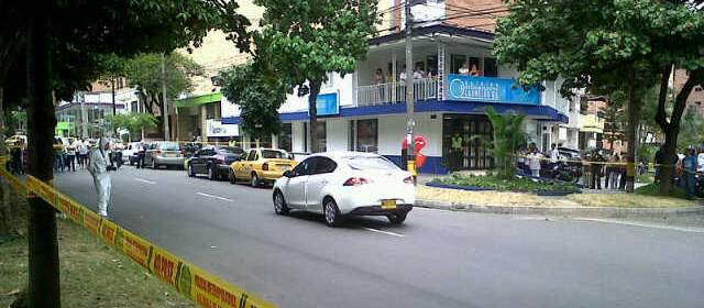 Sicarios asesinan a un hombre en un vehículo en la avenida Nutibara | El hecho se registró en en la Transversal 39B avenida Nutibara con circular segunda, en el barrio Laureles.